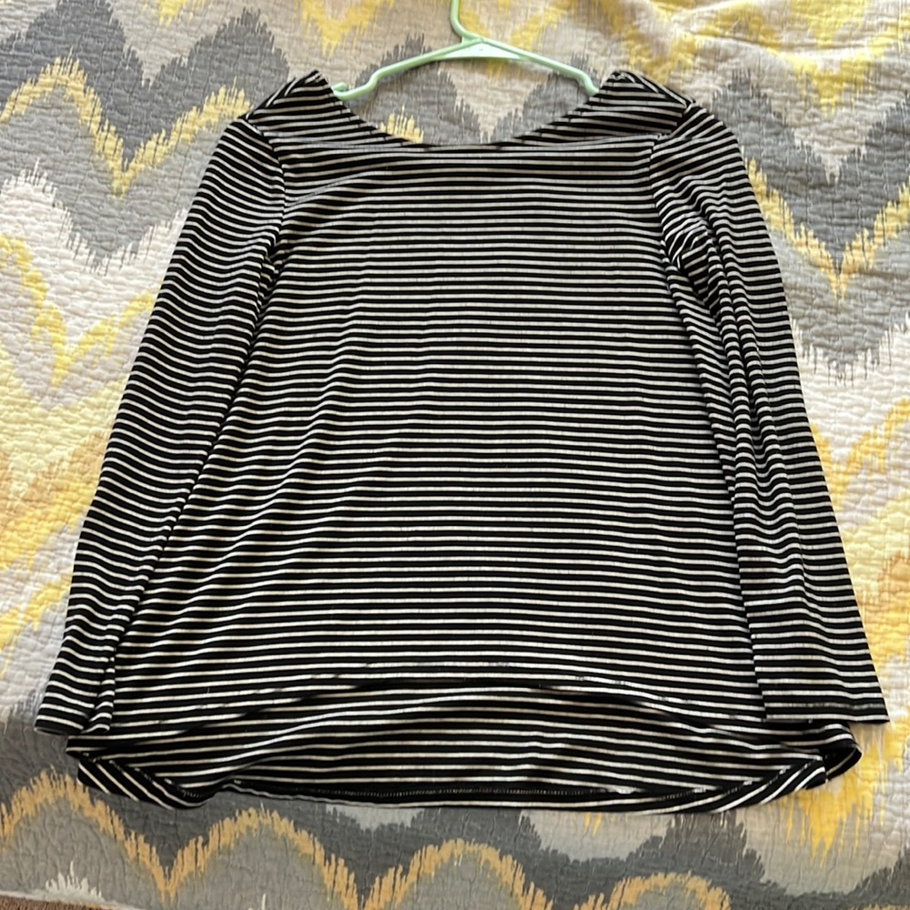 Black and white striped tee. Low round neck. Size: 10-12. Fit kids and juniors.